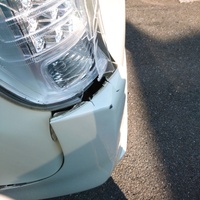 駐車している車にぶつかって車が画像のようになりました この破損部位はどれく Yahoo 知恵袋