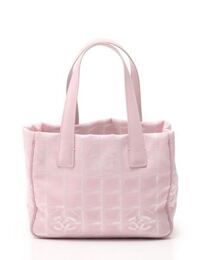 20代〜30代くらいで、シャネルのトラベルライン持ってたら変です  