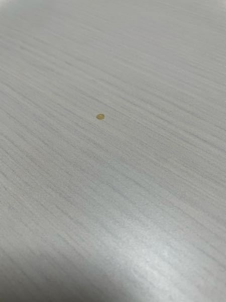 白いテーブルの塗装が部分的に剥げてか変色して茶色くなっています 