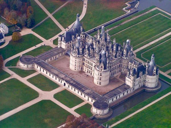 フランスのシャンボール城って未完成だったのですか？ 城の後方の部分は塔らしきものが建つと思われる円筒形の土台のようなものが確認できます。城を囲む建造物ですが、後方は土台のみのように思えます。