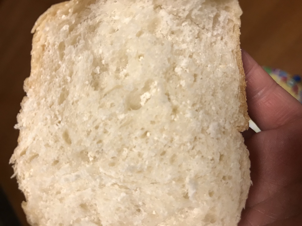 パンに詳しい方教えてください。これは白カビですか？昨日買った 