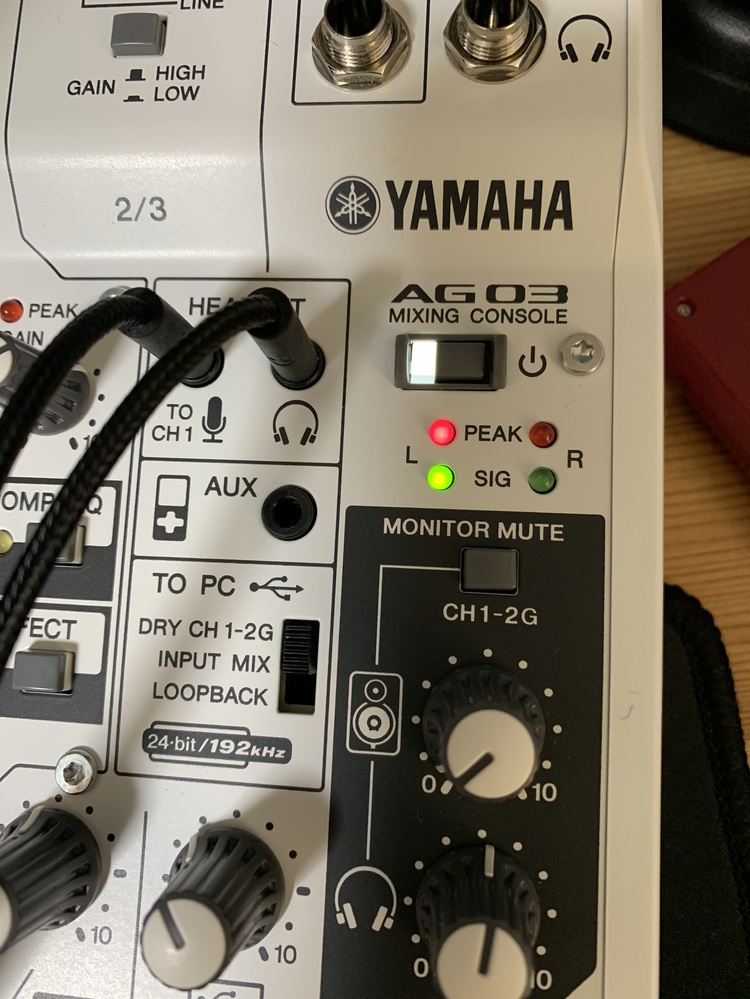 YAMAHAのAG03についてです。 写真のようにヘッドセットを二股に分岐して繋ぎ、 「TO PC」のところを「 DRY CH 1-2G」 にすると 「SIG 」 のインジケーターが 「 L 」 しか反応しないのですが どうしたら 「LR」 とも反応するようになりますか？？