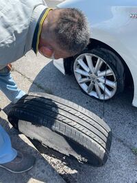 たった今の出来事です タイヤが走行中に破け裂けて外れました 写真 Yahoo 知恵袋