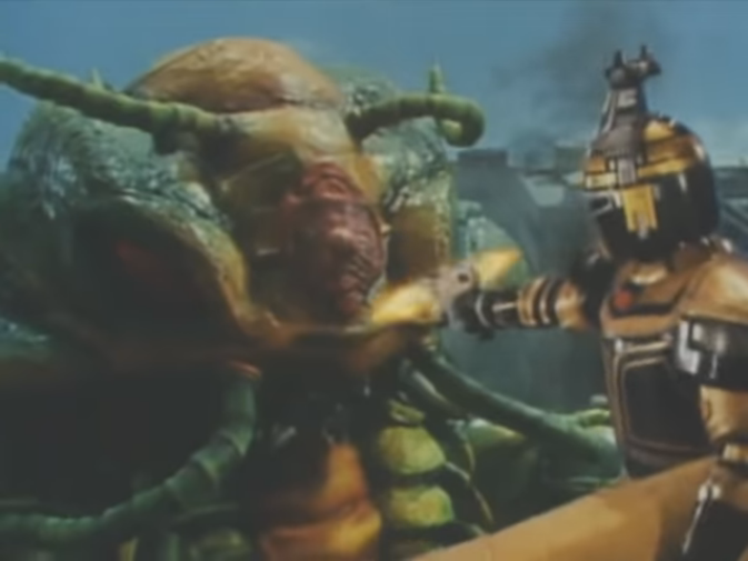 アンケートです。 あなたは「人間サイズの大きさのヒーロー」だと仮定します。 「あなたと戦う敵が突然、巨大化しました」。 さて、あなたは一体どういう方法で戦いますか？ 私の場合、『巨大化を司る三葉虫の化石がある額へ銃撃を浴びせ、敵の体を縮小させます』。