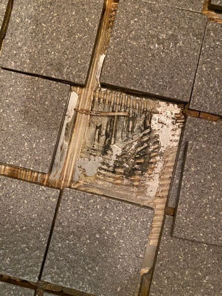 ユニットバスの床タイルの修繕について。 オススメのセメントや接着ボンドはございますか？ お詳しい方アドバイスください。 よろしくお願い致します。 写真汚くてすみません。底は金属板です。