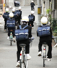 私は徒歩通学ではありません 自転車通学です英語