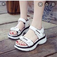 まだ五月なのにサンダル履いてる人々を多数見掛けます もうこの時期からサンダ Yahoo 知恵袋