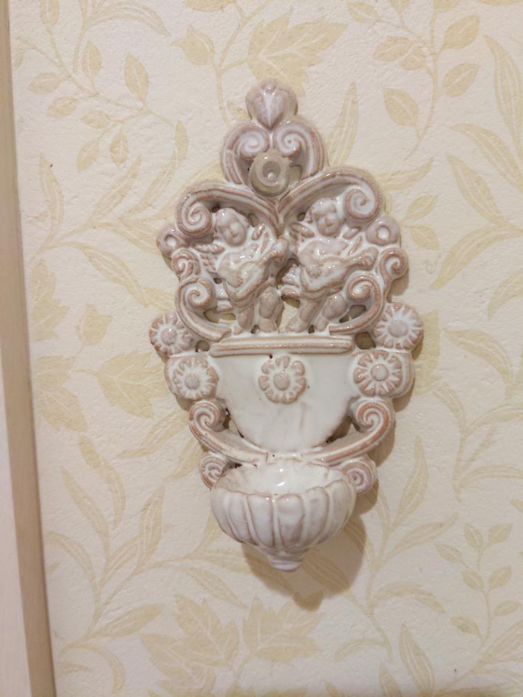 イタリアのお土産でもらったこちらの名前を知りたいです。 お手洗いなどに付いていて、よく公園の噴水や泉の下にもあり、手が洗えるものです。 水が溜まる様になっていて陶器でできています。