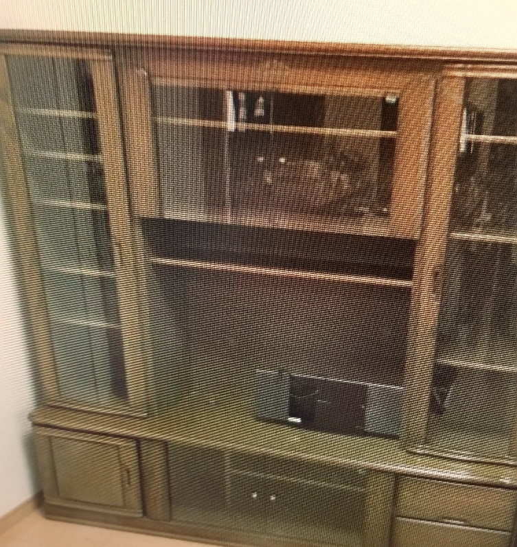 こういうタイプのテレビ台があり運び出したいのですが上下に分解でき