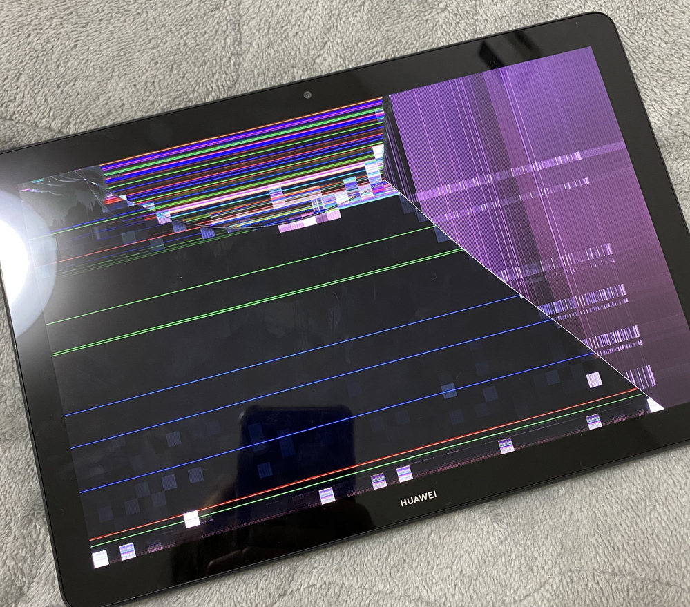 Huaweiのタブレットを誤って踏んでしまい、このようになってしまいまし 