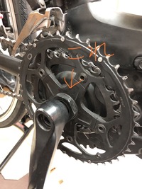ヤマハの電動アシスト自転車YPJ-Cのチェーンリング交換について質問です。 チェーンリングが歪んでしまっているため交換したいのですが、写真のチェーンリングを留めてる六角ナットが外せません。
どうしたらチェーンリングが外せるかご教示ください。