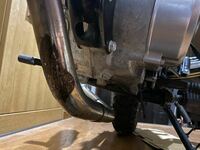 先日事故をしてしまい、バイクを整備していたら エイプ100ccの社外マフラーのエキパイ部に
オイルの様な汚れがあって気になるのですが、
何故ここにオイルの様な汚れがついているのか
わかる方いたら教えて下さい。
