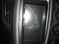 割れたカーナビの液晶画面修理するのにいくらくらいかかりますか