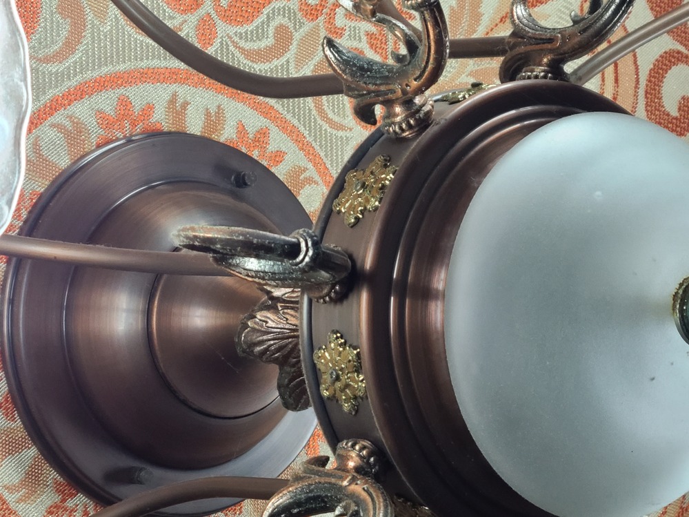 古いシャンデリアもどきの交換を考えているのですが 外し方がさっぱ Yahoo 知恵袋