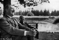 この写真のヒトラーの奥に座っている方は誰でしょうか ムッソリーニではないで Yahoo 知恵袋