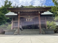 神社へお参りに行った時撮った写真です。
白い線の様物が写っていました。
縁起の良いものですか？ 