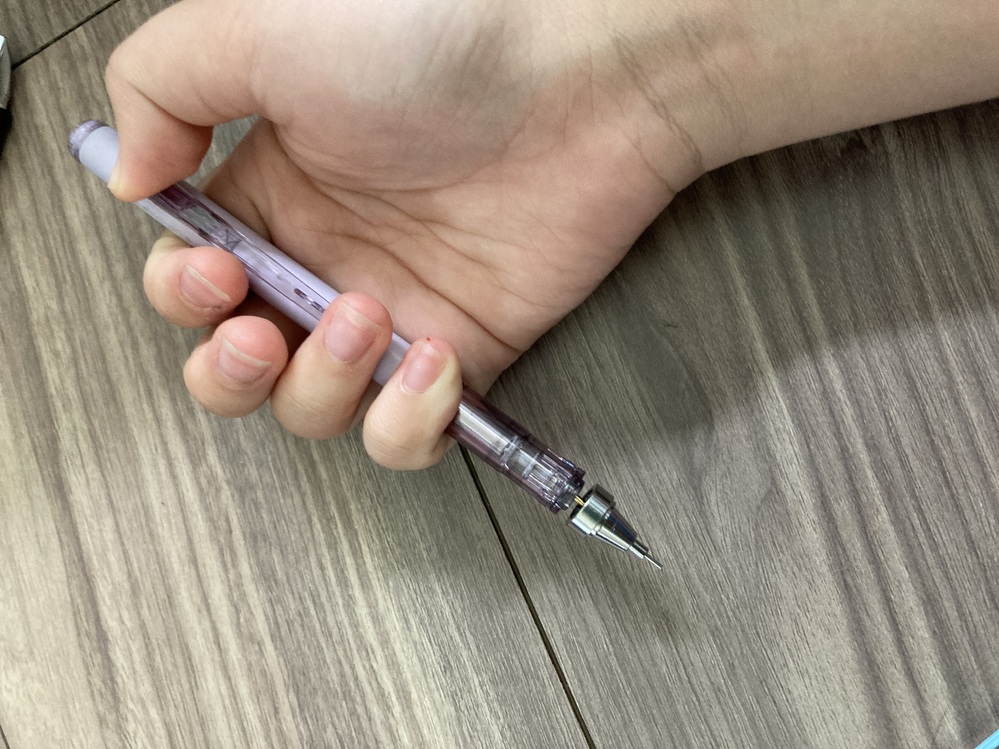 MONOのシャーペンが壊れてしまいました。押すと画像のようになって