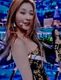 Twiceサナちゃんの肩ら辺に付いてる透明の紐 みたいなのなんで Yahoo 知恵袋
