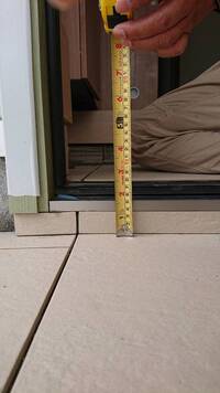 玄関をリフォームしたのですが ドアとポーチの段差が気になります もっ Yahoo 知恵袋