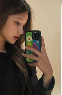 Twiceのチェヨンが使ってるこのスマホケースと スマホグリップ Yahoo 知恵袋