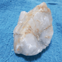 河原で白い石を拾いました 石英 結晶質石灰岩どちらでしょうか Yahoo 知恵袋