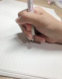鉛筆の正しい持ち方ができません できるけど手が痛くなったり 違和感を Yahoo 知恵袋