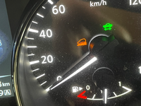日産エクストレイルのメーターの所にオレンジで車マーク点滅してます Yahoo 知恵袋