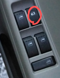 車のパワーウィンドのスイッチなんですが 赤丸の部分はオート機能という意味で Yahoo 知恵袋