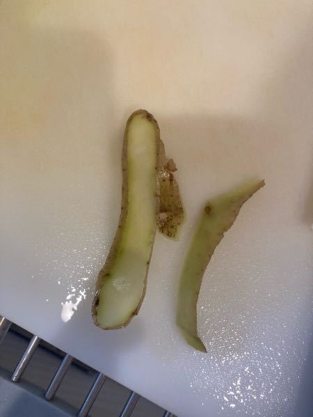 じゃがいもの皮を剥いたんですが、皮の内側部分が緑っぽいです