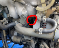 ジムニー JA22W のエンジンインテーク側の所にセンサーのような物がありますが、根本からオイルが漏れています。
これは、ノックセンサーでしょうか？ 又、オイル漏れを直すにはどのようにすれば良いでしょうか？
ご教示お願いいたします。