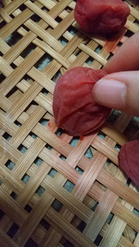 梅干を干す時 皮がザルにくっついてしまい 裏返す時に皮がむけて Yahoo 知恵袋