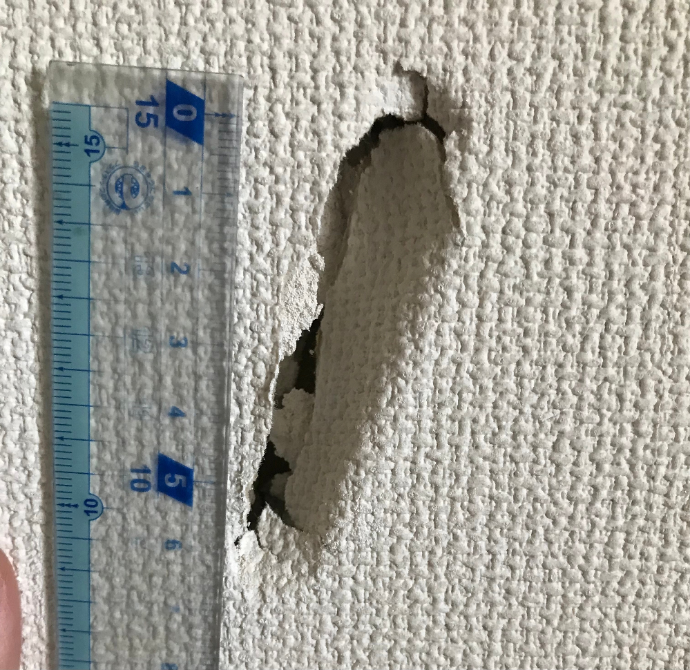 賃貸マンションの壁に穴を開けてしまいました。奥の石膏まで穴が空いています。この大きさの穴では修理費はどれくらいかかりますか？DIYで直せる範囲でしょうか？