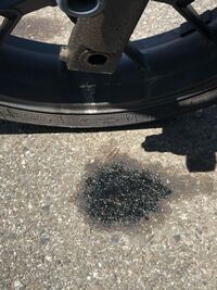 バイクのオイル漏れ でしょうか 400ccバイクの前輪タイ Yahoo 知恵袋