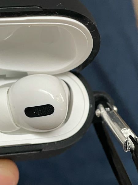 昨日買ったばかりのAirPodsProを落としてしまって傷ついてしまいま