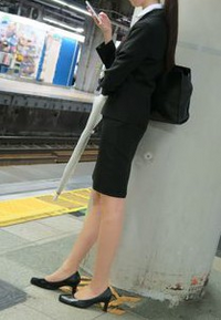 この女性が履いているパンプスのヒールの高さは何cmだと思いますか Yahoo 知恵袋