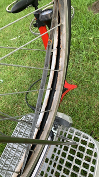 自転車のリムが縦に割れることってありますか？

普通のブリヂストンのママチャリに空気を入れたところリムがパンッ！と縦に裂けました。なんと前後です。 見たところリムの中央に線状の錆があり、そこから割れました。屋外で屋根付きの所に保管してました。

知人の自転車で購入時期は定かではありませんが、タイヤ等の劣化具合から2.3年は経ってない感じです。

リムがこのようになる事例が他に見当...