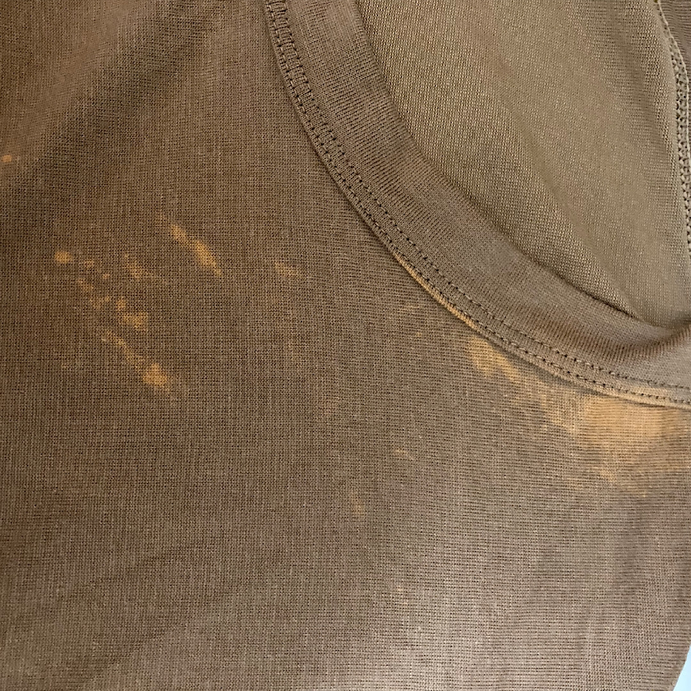 買ったばかりの服を洗濯したら、一部だけ色落ちして写真のようになって