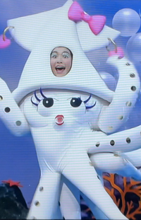 このお姉さんが着ているイカの顔出し着ぐるみの下はどんな格好なので Yahoo 知恵袋