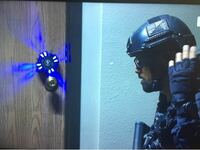 海外ドラマ［S.W.A.T］で、よく使用される扉を爆破する装置の名前を教えてください。 画像左側の青く光る装置です。