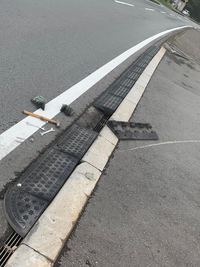 先日公道をラフタークレーンで走行中歩道側に寄りすぎてゴム式の段差スロープ Yahoo 知恵袋