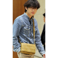 BTSテテのこのカバンはどこのブランドの何というカバンですか？宜しく 