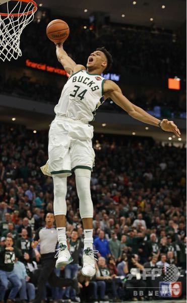 Nba選手がよくみにつけているこの足に着けてる白のスリーブ的なものが欲しい Yahoo 知恵袋
