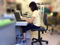 仕事中にこのような姿勢になる人に質問します １脚を組んだ方が落ち着い Yahoo 知恵袋