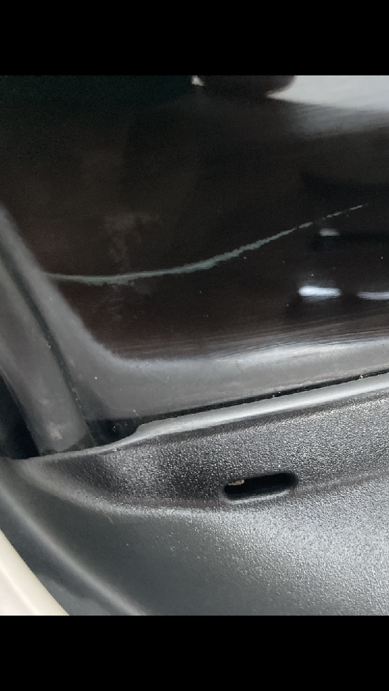 車のフロントガラスの黒セラ部分に白い線が入っていました 線はガラスの表 外 Yahoo 知恵袋