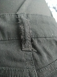 ズボンを洗濯したら、このような伸びる細い糸みたいなのがいっぱい出てきてしまいました…
どうすれば取れるのでしょうか？ 