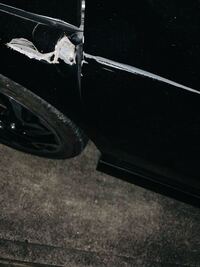 駐車場の柱にぶつけてしまい凹みとガリ傷を作ってしまいました これ自分で修理 Yahoo 知恵袋