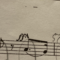 このフォルテッシモの隣にあるとんがり帽子のような音楽記号はどうい Yahoo 知恵袋