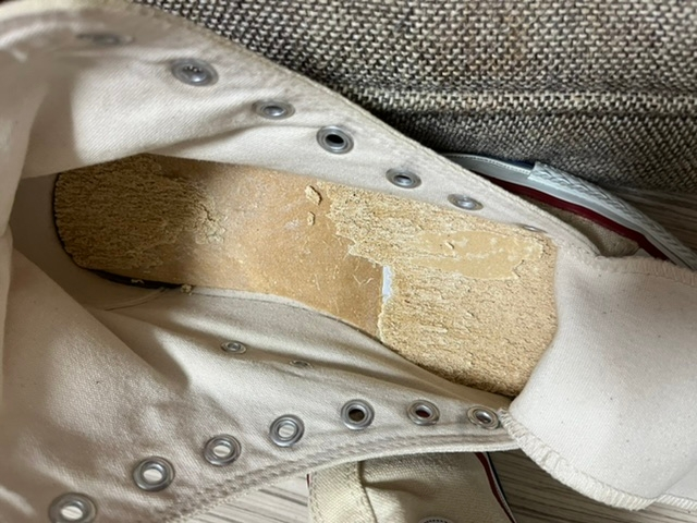 コンバースの中敷きがカビてたので、無理やり取ったら中途半端に靴に残ってしまいました。これってもうどうしようもないですか？？