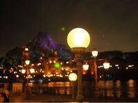 ディズニーランドを出て 舞浜駅に向かっている途中の道で落とし物 Yahoo 知恵袋