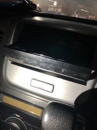 車のdvdプレイヤーと車本体のの間 の部分に 紙を挟んでたところ 中に Yahoo 知恵袋